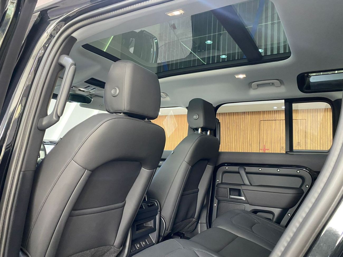 Land Rover Defender P400 110 | with warranty