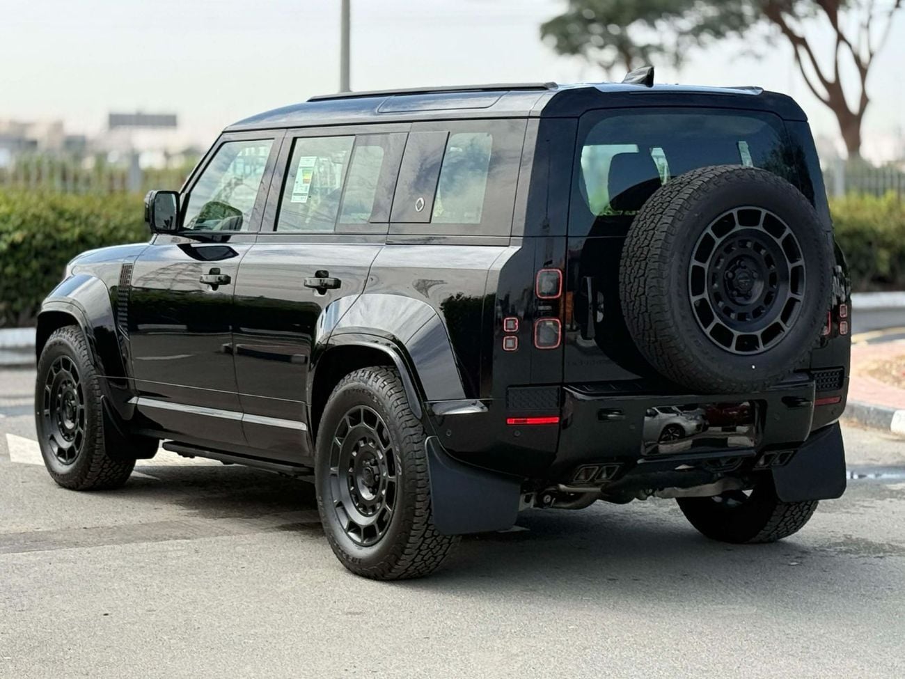 Land Rover Defender GCC SPEC UNDER WARRANTY AND SERVICE