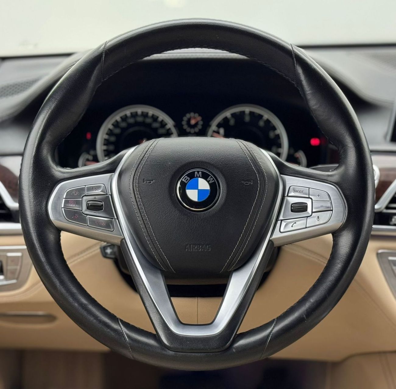 بي أم دبليو 750Li xDrive 4.4L (523 HP) 2016 BMW 750Li xDrive, Full Service History, Excellent Condition, GCC