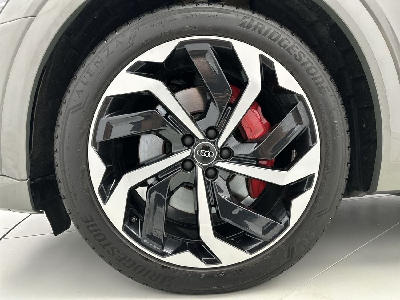 أودي Q8 إي ترون 55 quattro S Line Sportback 408hp Progress (Ref# 017547)