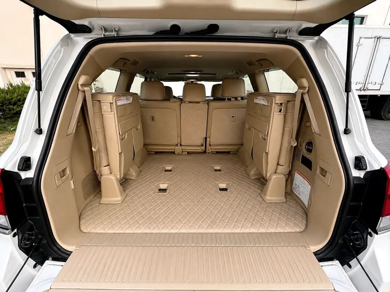 Toyota Land Cruiser GXR 3,360 P.M | | LANDCRUISER | GXR | 4.0L V6 | | GCC | ORIGINAL PAINT