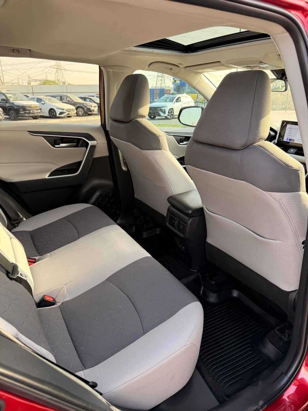 تويوتا راف ٤ XLE 2.5 L | sunroof, push start low mileage full option