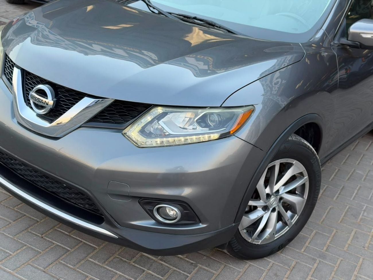 نيسان روج SV (NON GCC) SL / V4 2.5L / PANORAMIC SUNROOF /360 CAMERA / BIG SCREEN / 4X4 / RIMS / IN PERFECT CON