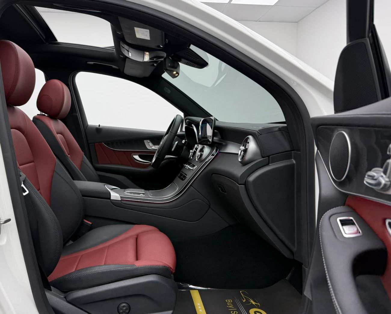 مرسيدس بنز GLC 300 2021 Mercedes Benz GLC300 4MATIC, Warranty, Full Service History, Very Low Km, Fully Loaded, GCC