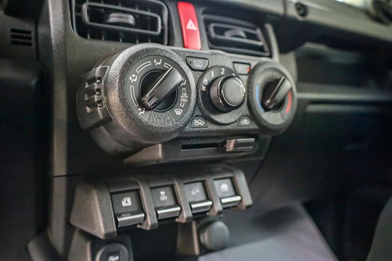 سوزوكي جيمني للبيع في دبي الإمارات: سوزوكي جمني GL بابين 2026 جديدة بالكامل. عداد صفر، قير عادي، بنزين، دفع رباعي