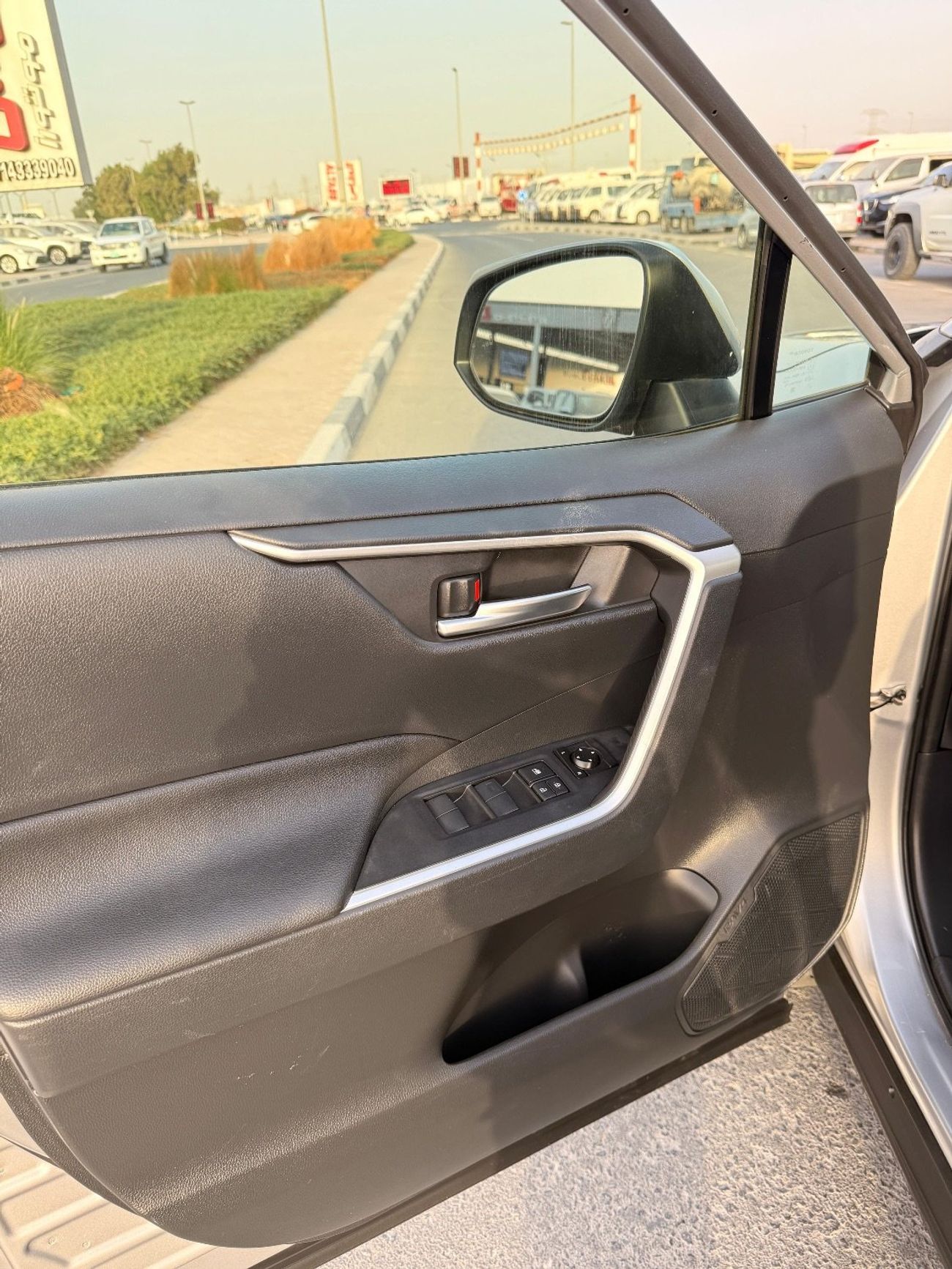 Toyota RAV4 XLE 2.5 L Sunroof, push start Full option