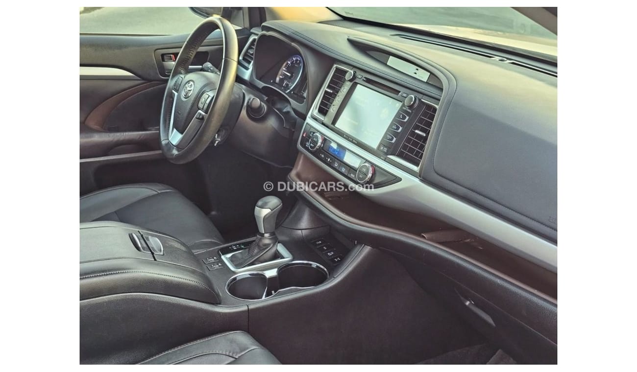 Toyota Highlander 2017 Toyota Highlander XLE 4x4 Full Option 3.5L V6 /