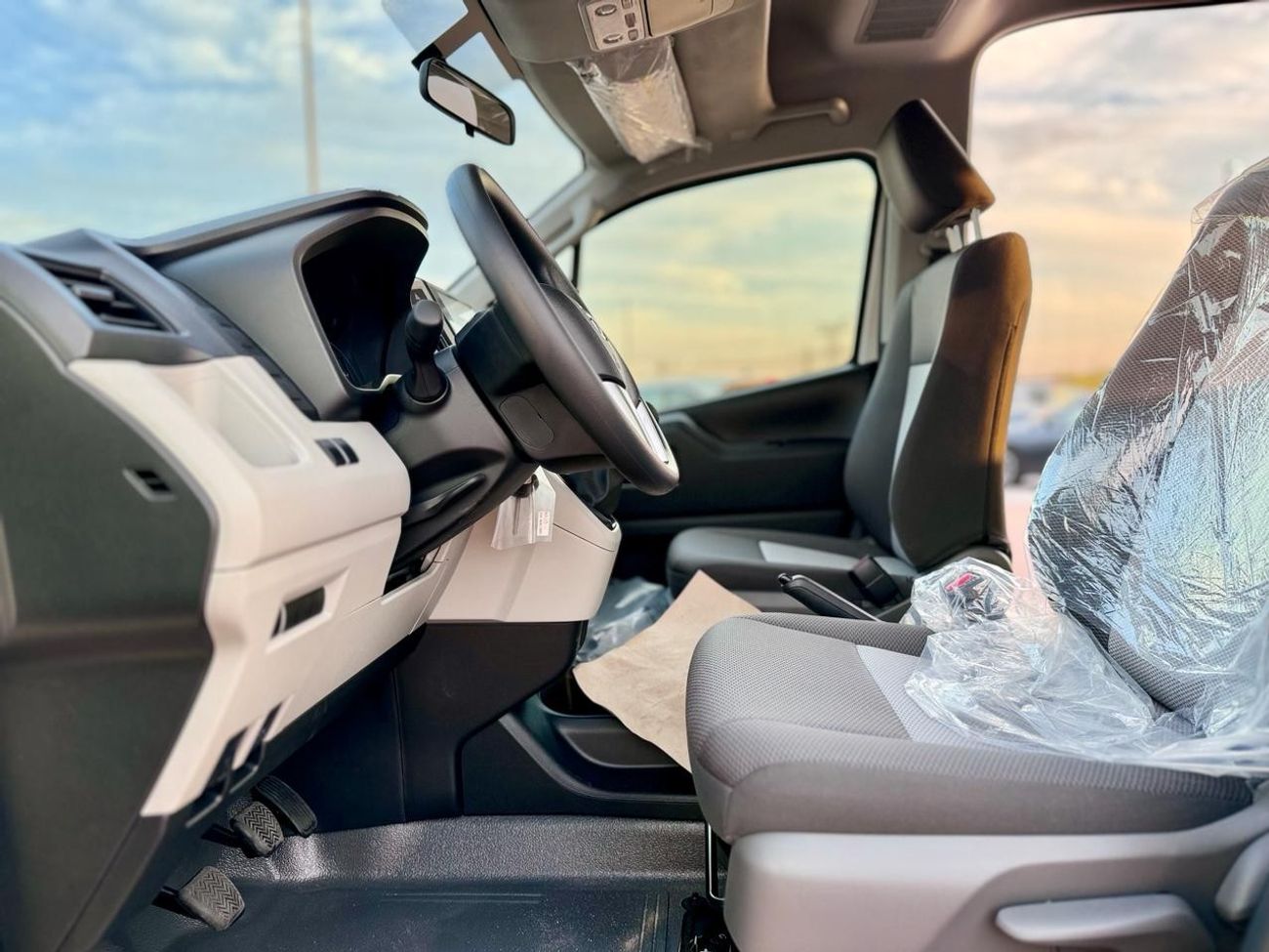 تويوتا هاياس Toyota Hiace13 Seaters bus 6V 3.5L - MT