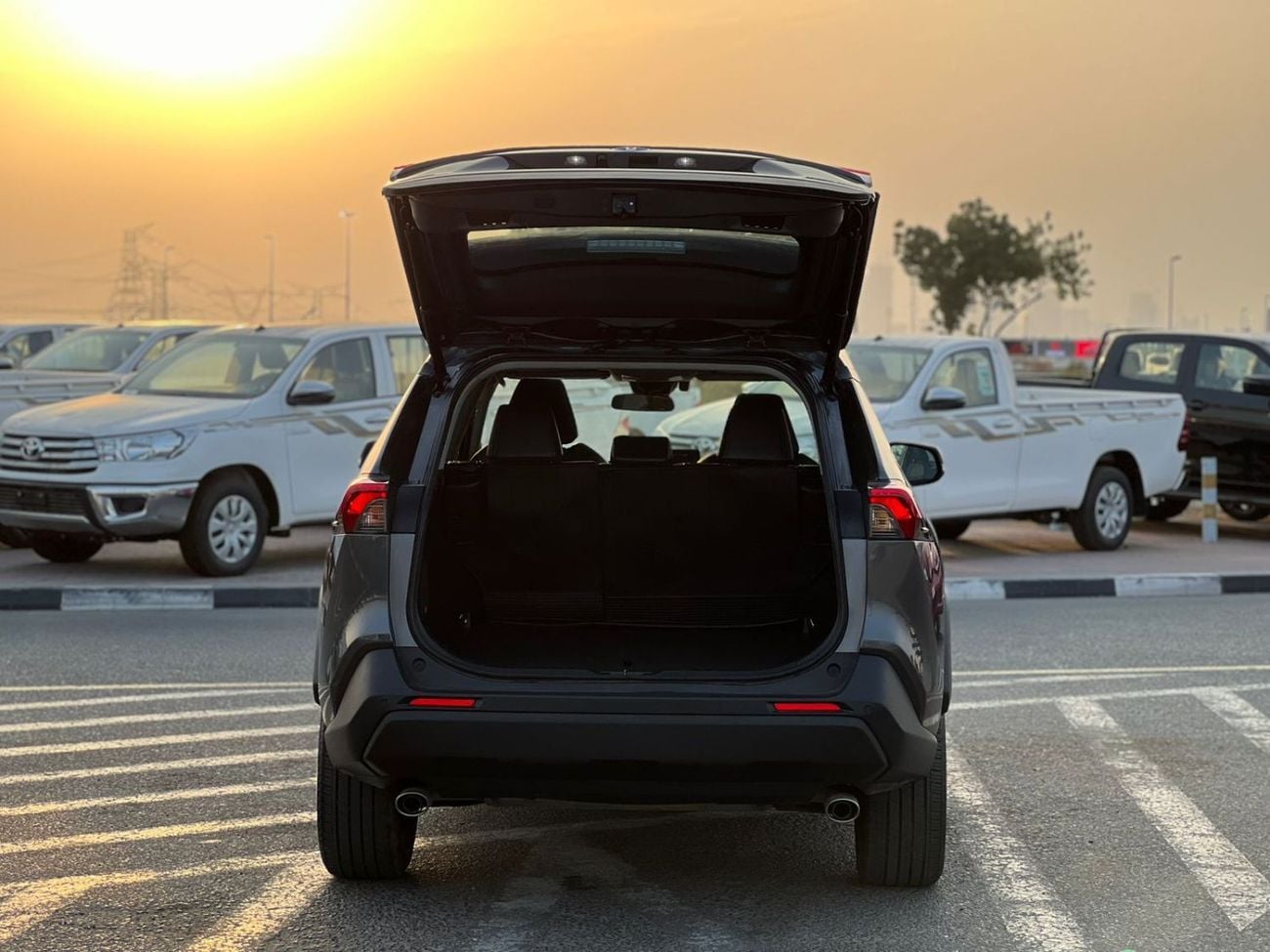 تويوتا راف ٤ XLE 2023 Toyota RAV4 Full Option - 2.5 V4 - Big Screen & Radar Sensor - Trunk Auto Push Star
