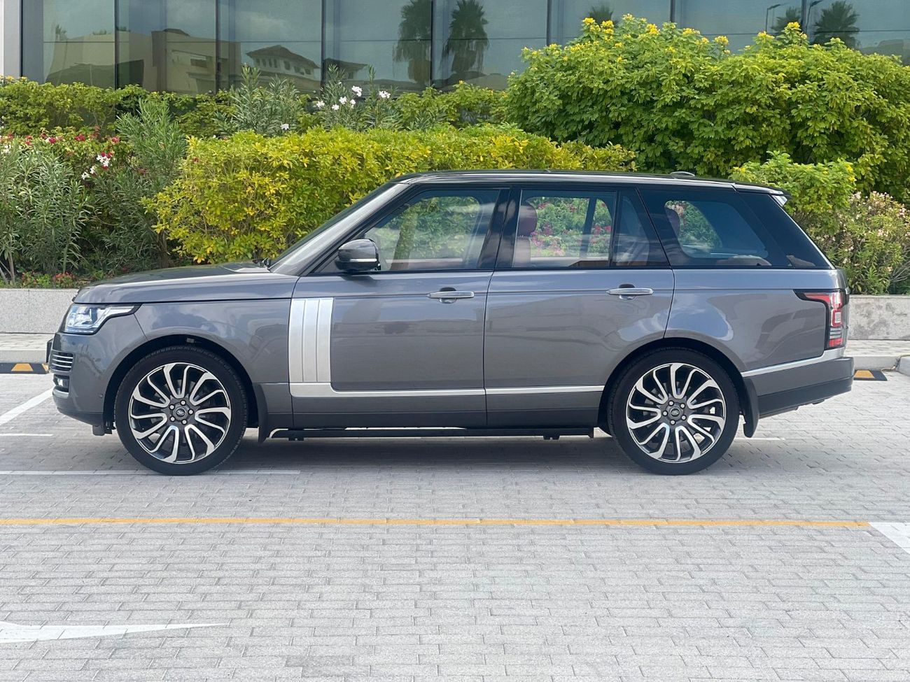 Land Rover Range Rover Range Rover Vogue Autobiography 5.0 L V8 Panoramic  Full option  GCC 2014 96,000 km  Full Service Hi