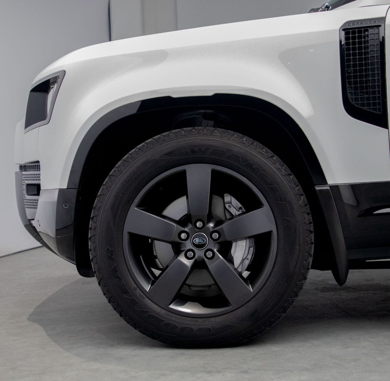 لاند روفر ديفندر P400 110 X-Dynamic HSE 3.0L (5 Seater)