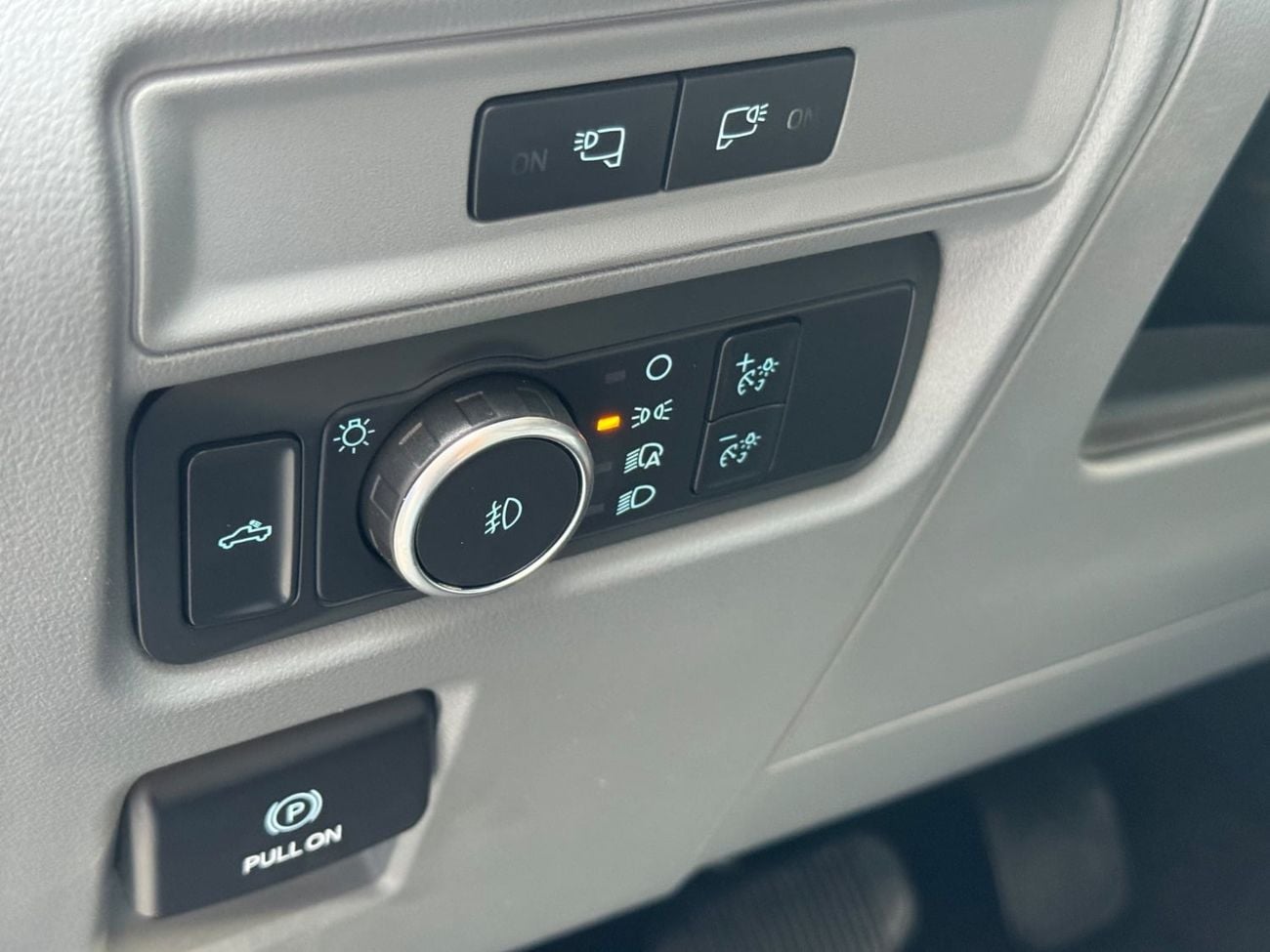 فورد F 150 XLT محرك V8 سعة 5.0 لتر / دفع رباعي / رادار / مساعد الطريق / لوحة عدادات إلكترونية / شاشة كبيرة