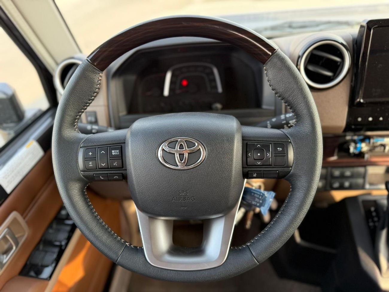 Toyota Land Cruiser 70 HT VXR 4.0L LC76 5 DOORS