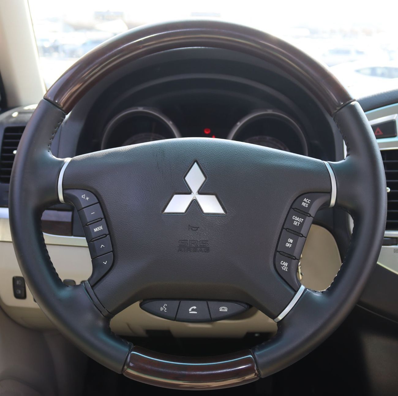 Mitsubishi Pajero GLS Highline Top 3.8L Mitsubishi Pajero 2018 GCC, accident-free, 3.8L (6) cylinder engine, 7 seats -