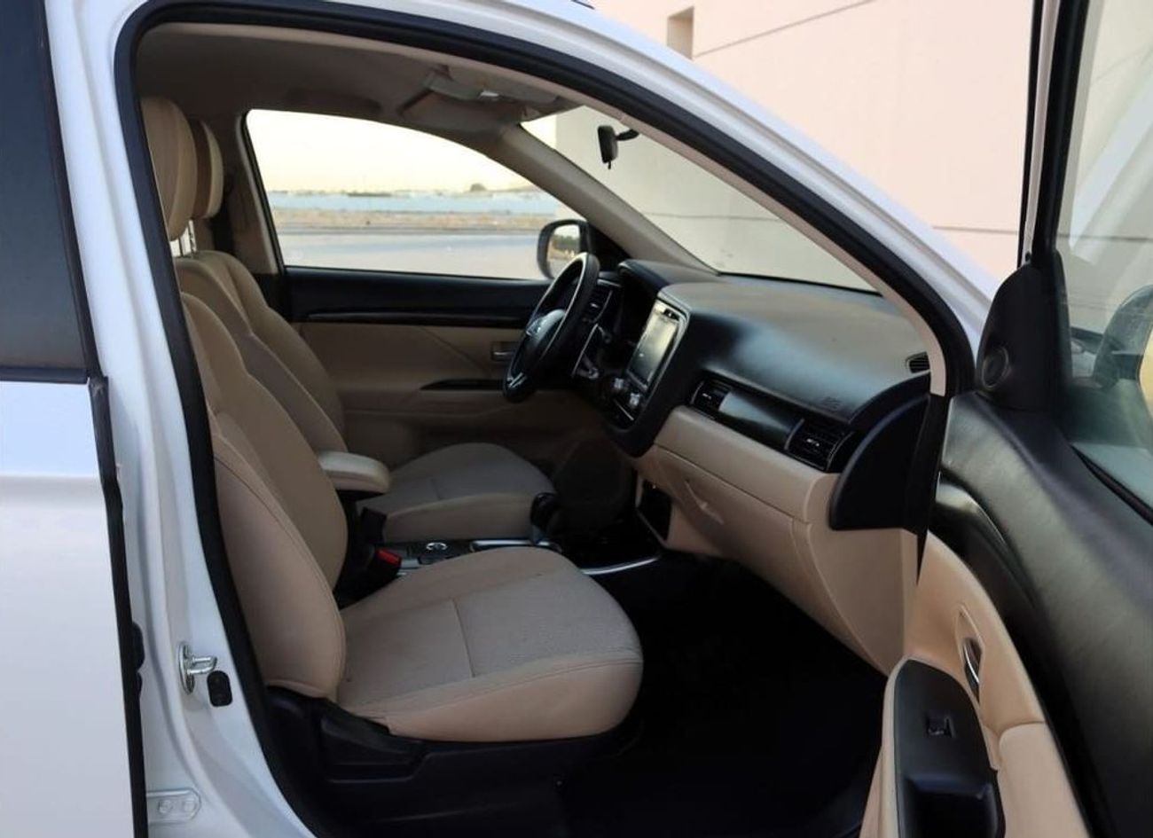 Mitsubishi Outlander GLX Basic 2.4L (5 Seater) Mitsubishi Outlander 2020 GCC edition, mileage 85,000 KM, with a 2.4L engi