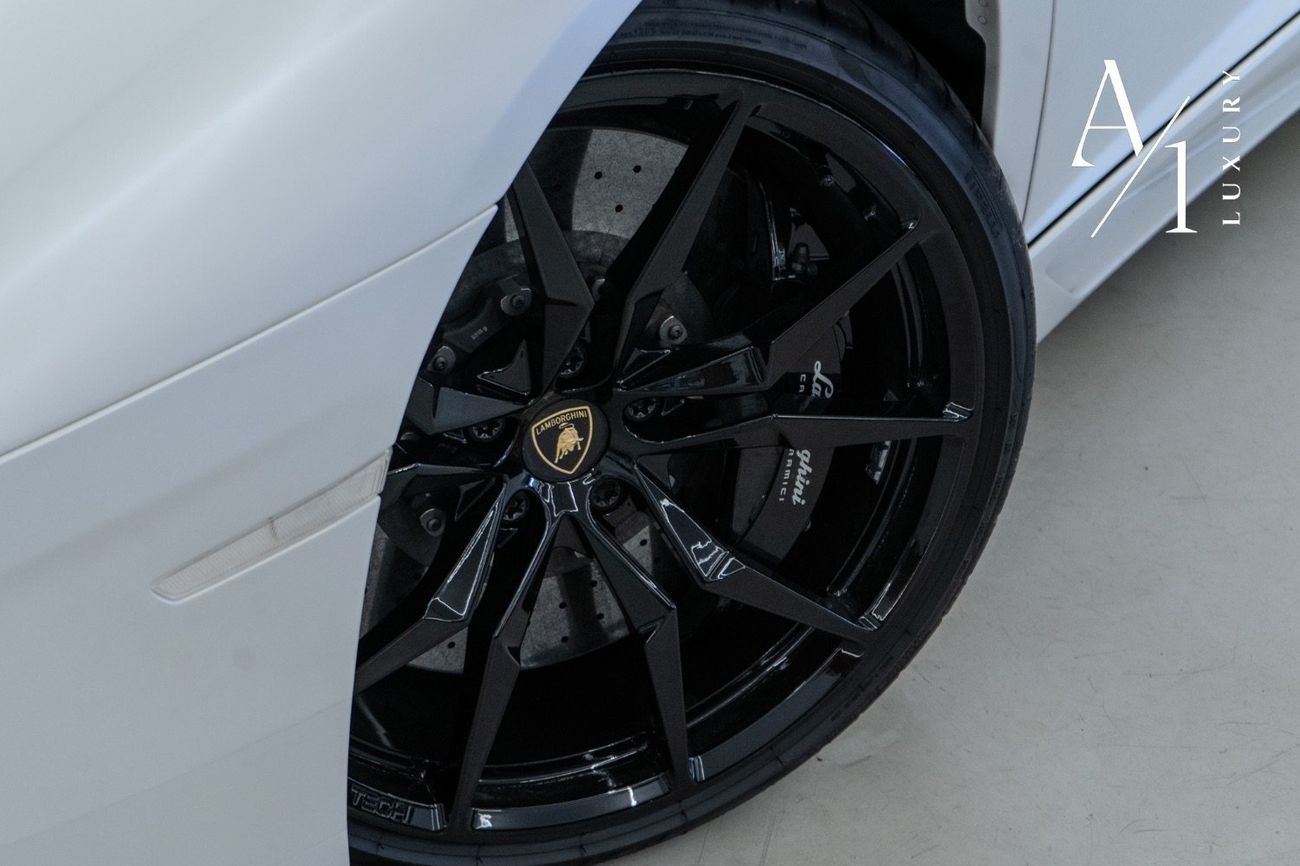 Lamborghini Aventador 6.5L V12 2012 Lamborghini Aventador LP700-4, Very Low Kms, GCC