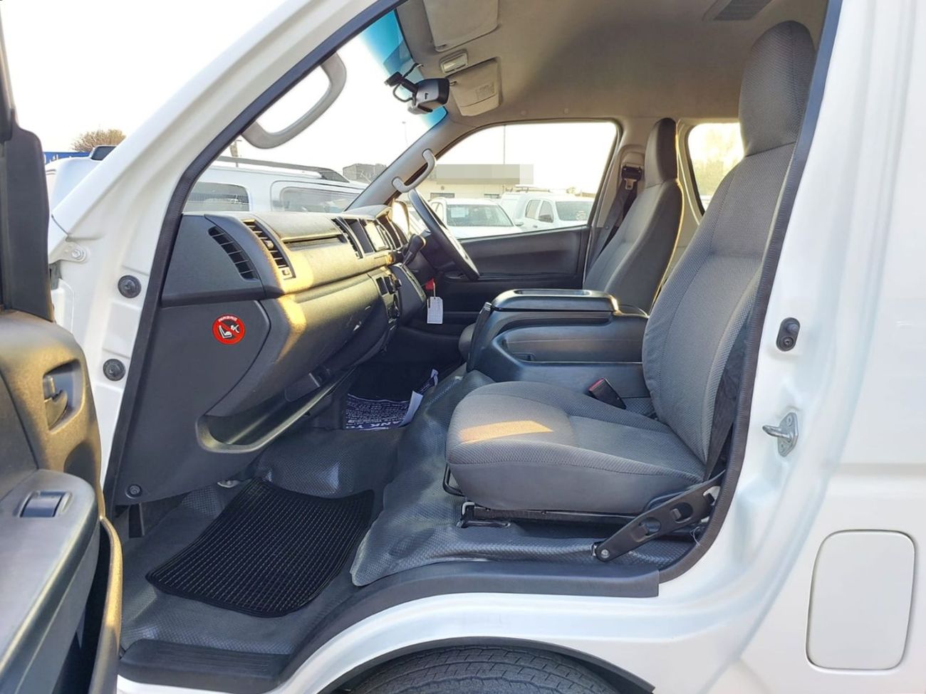 Toyota Hiace TOYOTA HIACE COMMUTER VAN RHD 2017 MODEL 3.0 L DIESEL AUTOMATIC(PM31641)