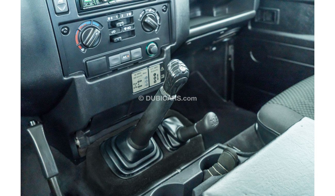 Land Rover Defender 2013 Land Rover Defender TD4 2.4L / Comfort Pack & Exterior Pack / Full-Service History