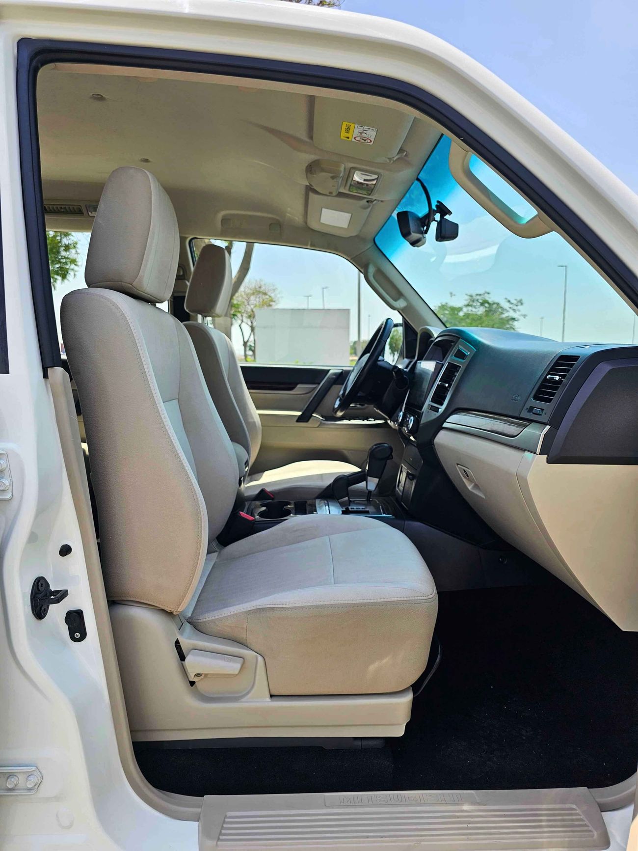 ميتسوبيشي باجيرو GLS 3.5/ 4WD/ LEATHER/ DVD CAMERA/  LOW MILEAGE/ 861 MONTHLY/ LOT#14455