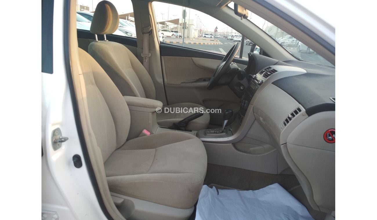 Toyota Corolla 2013 WHITE GCC NO ACCIDENT PERFECT