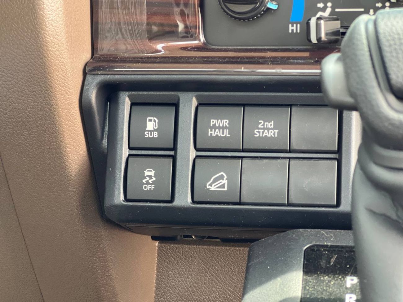 Toyota Land Cruiser Pick Up LC79 S/C 4.0L PTR A/T //2025// MID OPTION WITH WINCH , DIFF LOCK , DVD&BACK CAMERA , CRUISE CONTROL