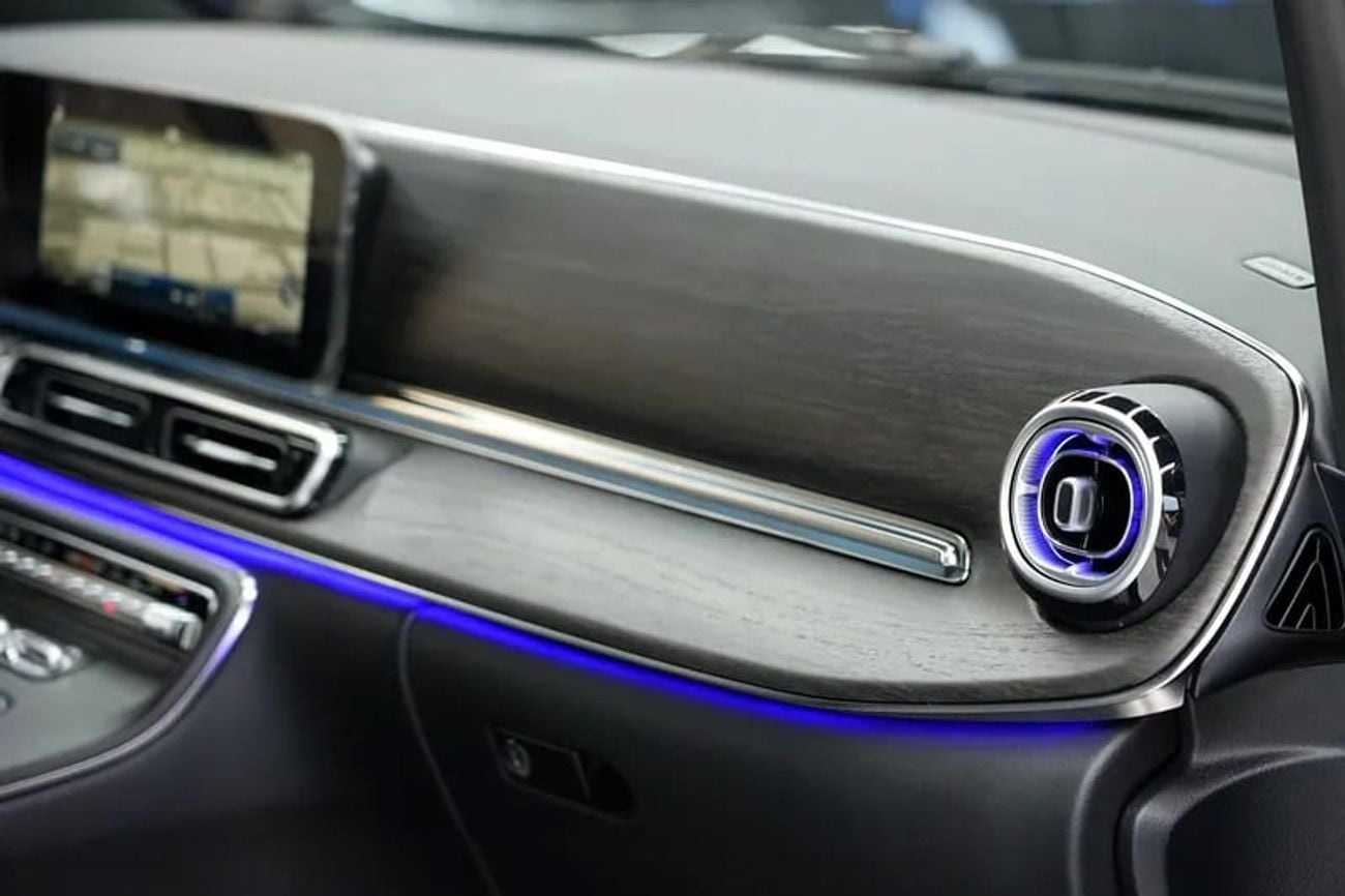 مرسيدس بنز V 300 Mercede-Benz V 300 AVANTGARDE | GCC 0km | Agency Warranty | 360 View | 64 colors Ambeint Lights