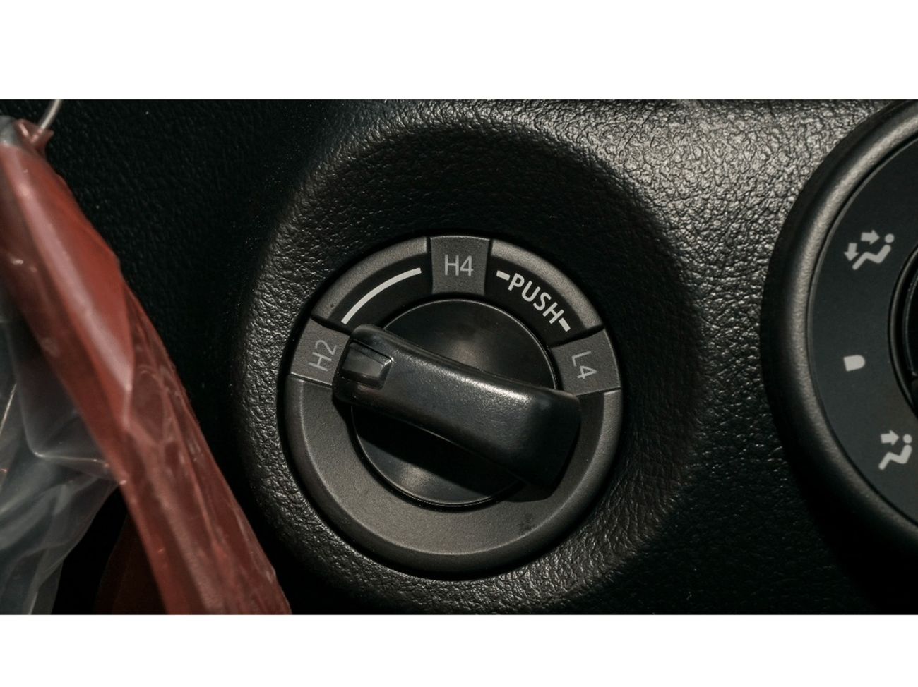 Toyota Hilux ECT0094 - Toyota Hilux SCab DLX - 2.4L Dsl Mt 4wd - White/Red