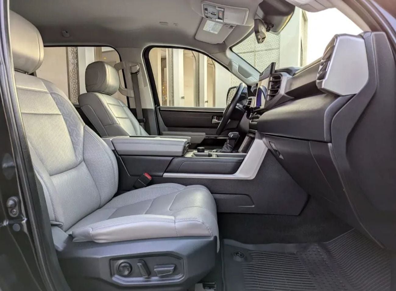 تويوتا تاندرا Toyota Tundra Crewmax Limited 2022MODEL 3.5L V6 petrol Engine with AWD 4x4, push start Transmission