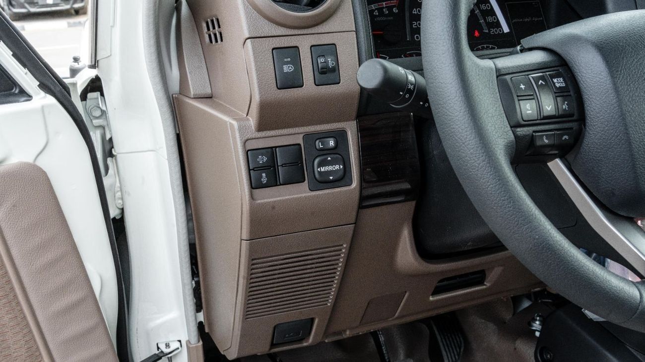 Toyota Land Cruiser Pick Up 2026 Toyota LC79 2.8L MT Diesel (white-Brown)