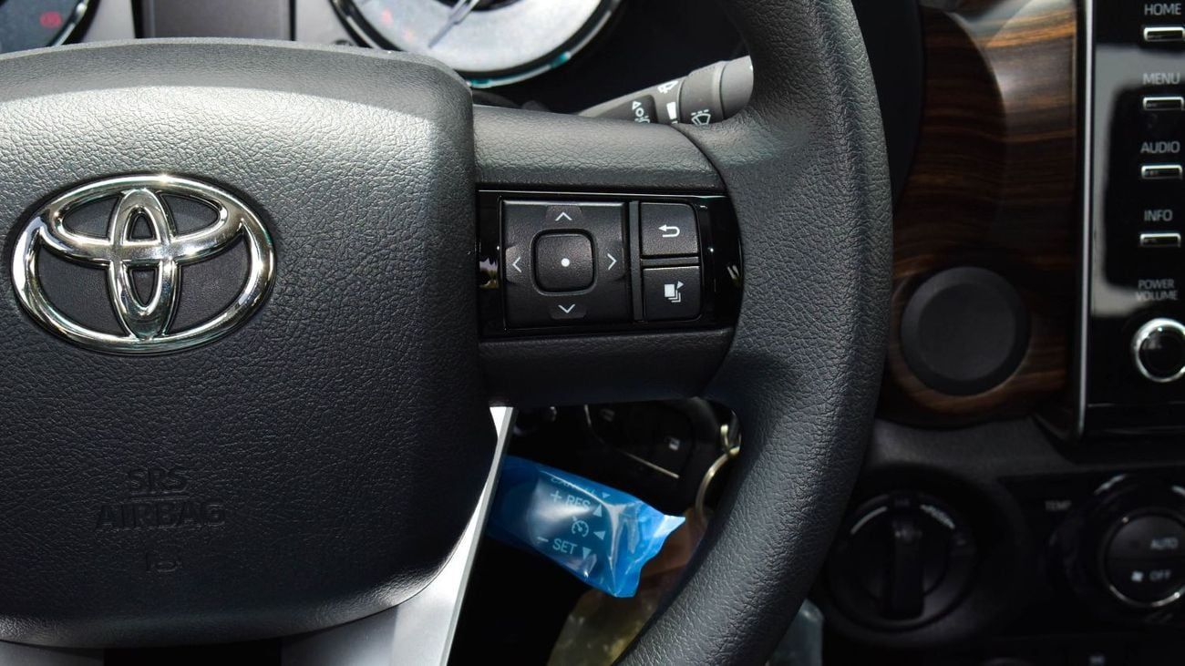 Toyota Hilux ECTAGR009 – 2025 Toyota Hilux Double Cab High Options – 2.4L Diesel Auto – White w Black