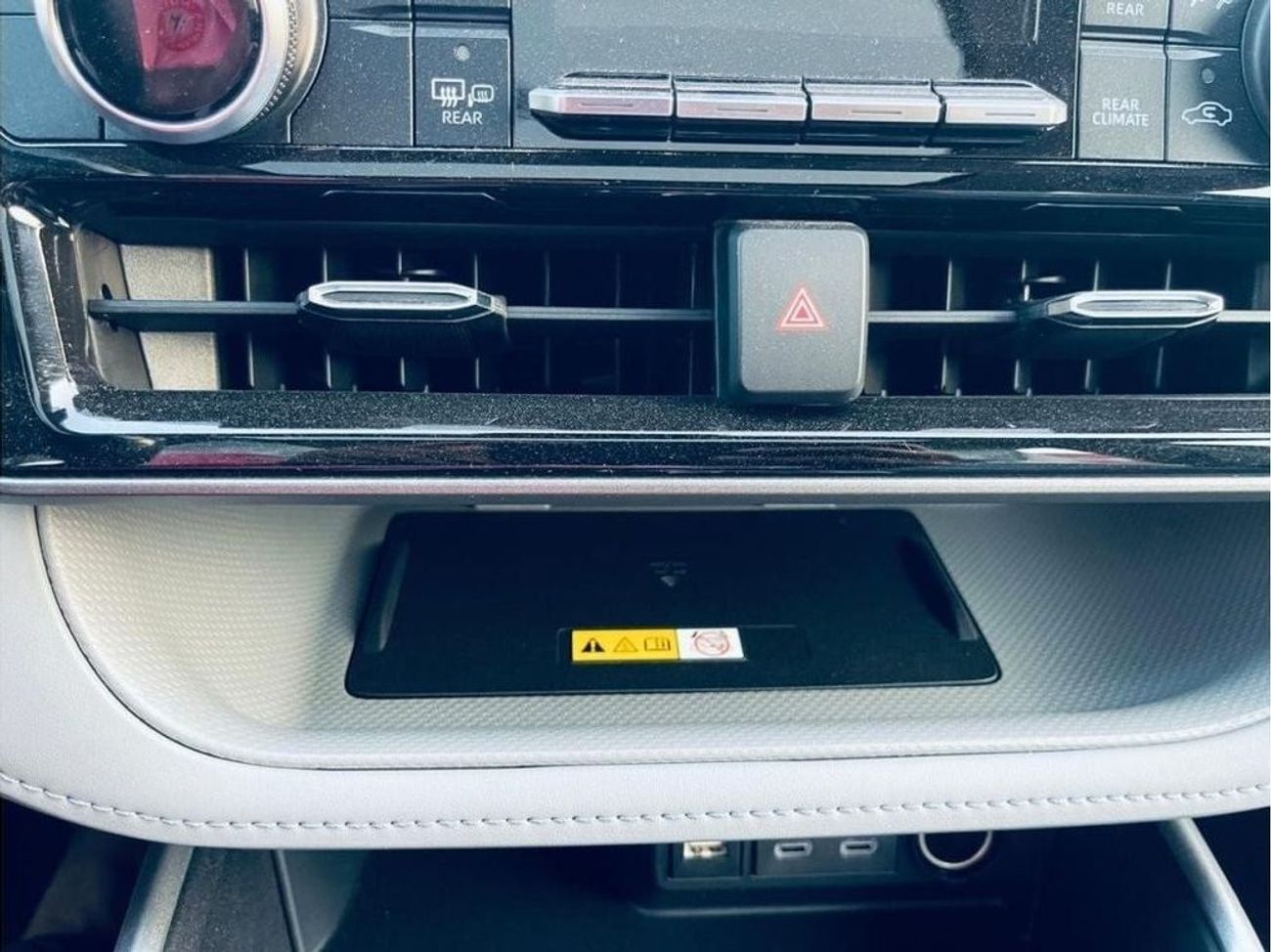 تويوتا هايلاندر TOYOTA HIGHLANDER GLE 2.5L HYBRID 2024 MODEL pearl white