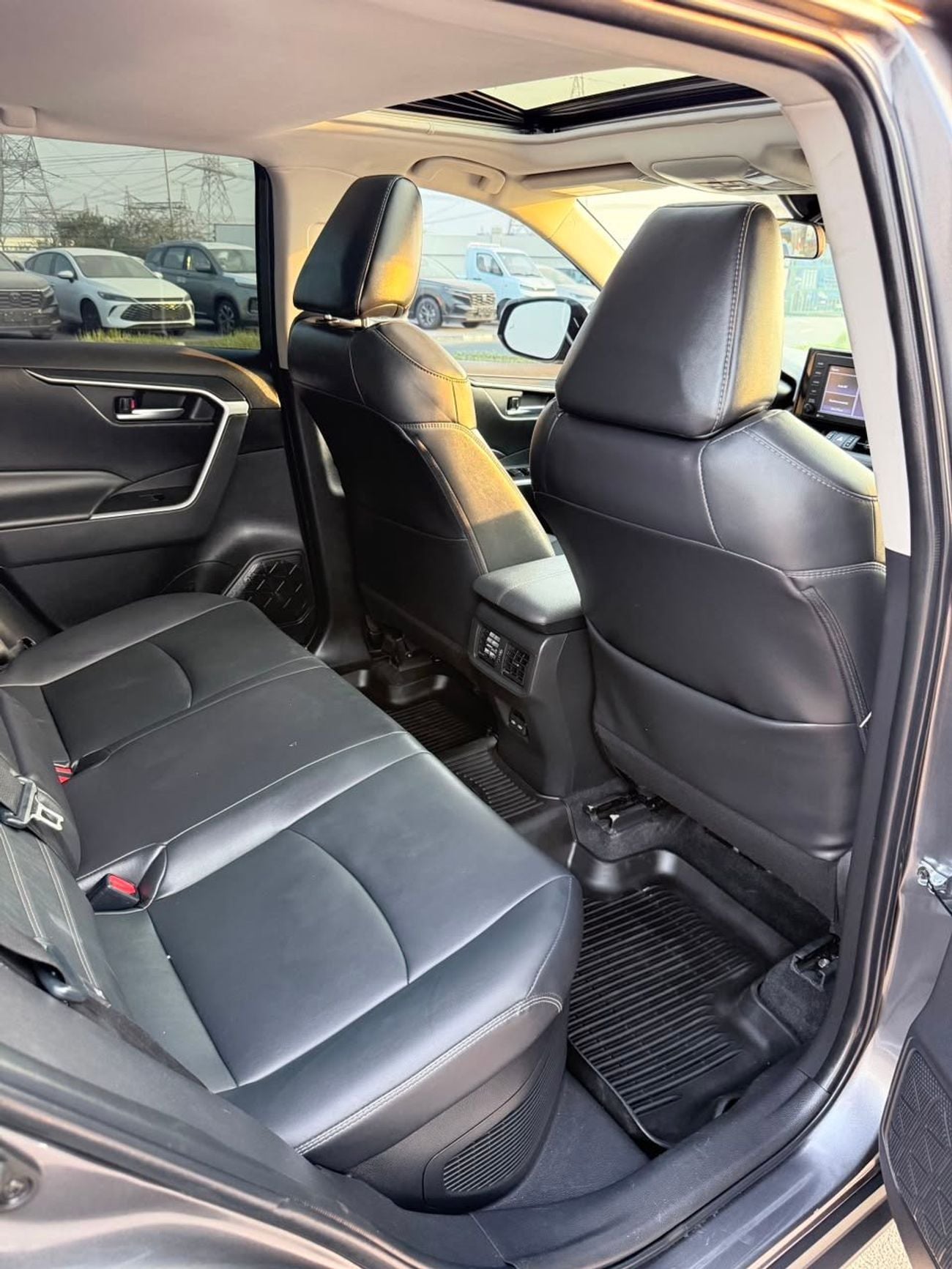 Toyota RAV4 XLE HEV Hybrid premium