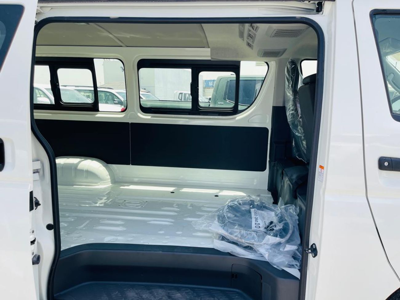 Toyota Hiace toyota hiace std 2.5l glass van