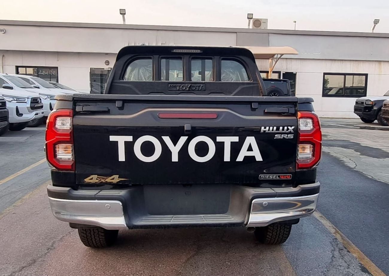 تويوتا هيلوكس SGLX TOYOTA HILUX 2.4L DIESEL 4X4 A/T LEATHER SEATS MY 2025