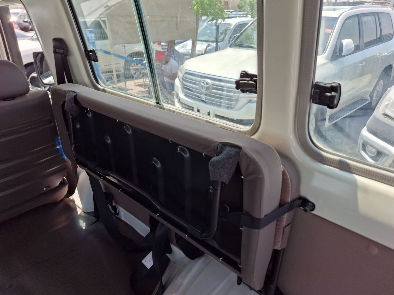 تويوتا لاند كروزر 70 Hardtop 4.0L 3 Door Automatic Petrol (Export Only)