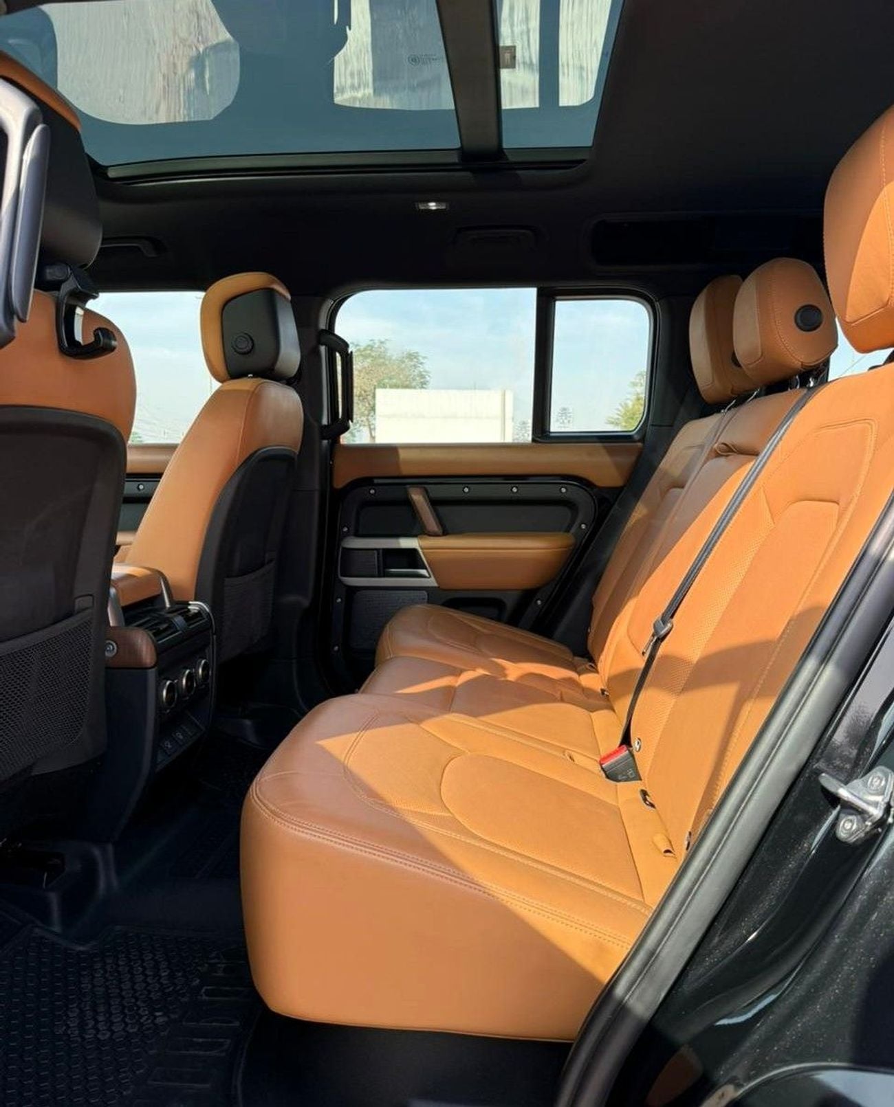 Land Rover Defender P400 110 HSE 3.0L (5 Seater) LAND ROVER DEFENDER HSE P400 | YEAR: 2023 | GCC SPECS | KMS: 121,000 |