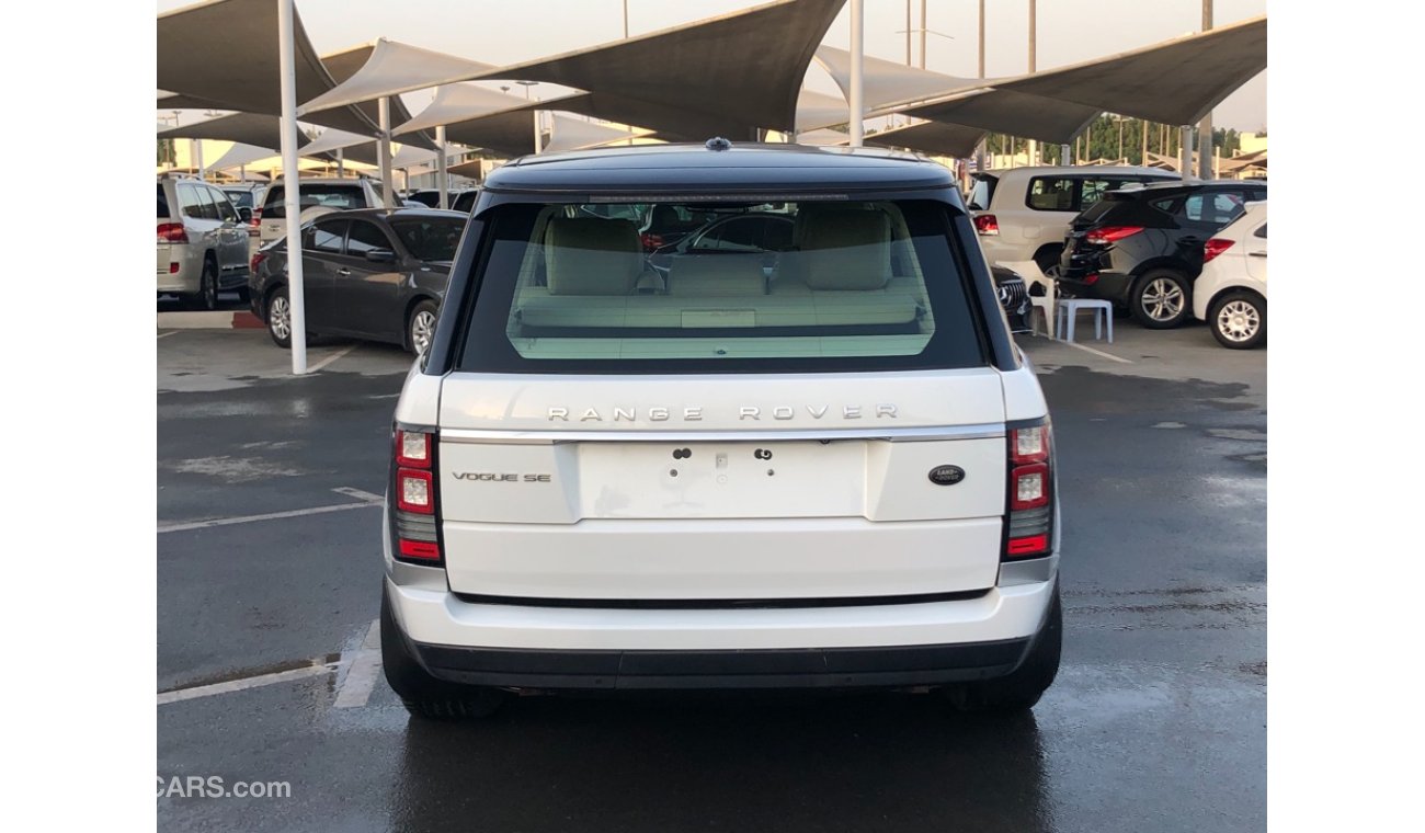 Land Rover Range Rover Vogue SE Supercharged RANG ROVER  VOUGE  SUPER CHARGE MODEL 2013 GCC car prefect condition full option panoramic roof lea