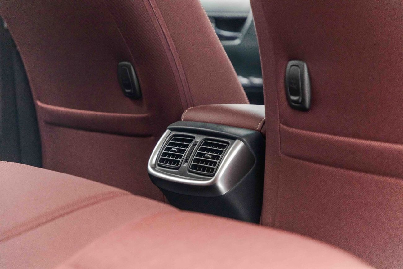 تويوتا هيلوكس Double Cab 2.7L - Manual - Super White Inside Maroon | Export Only