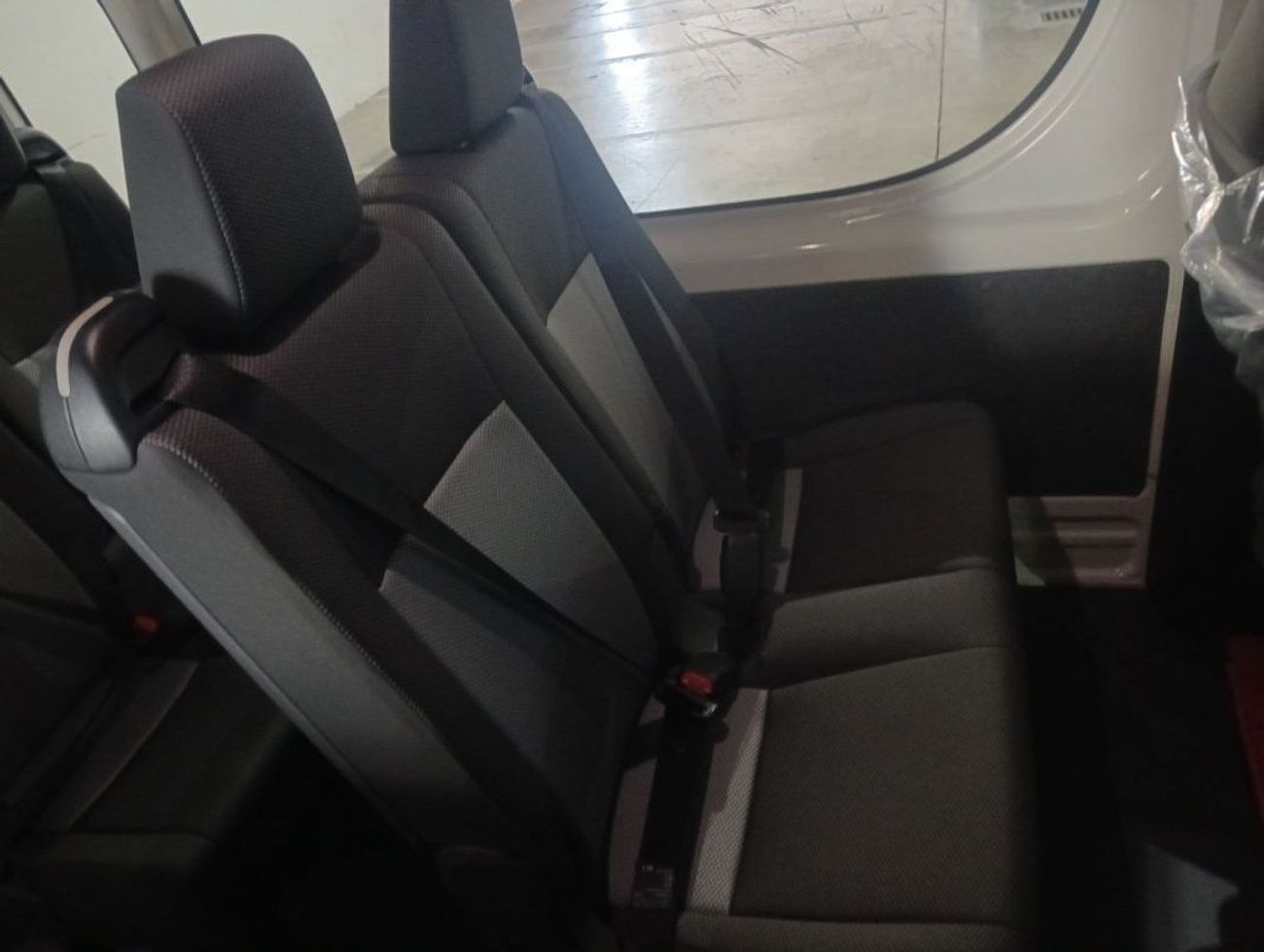 تويوتا هاياس ECT0008 - Toyota High Roof Passenger Van - 3.5L Petrol Auto White