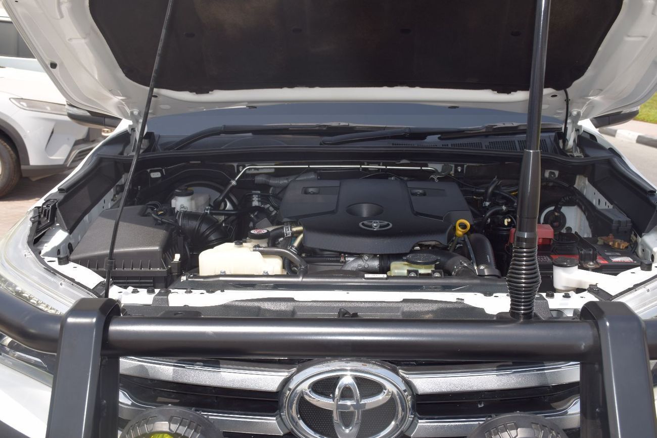 تويوتا هيلوكس 4x4 Diesel (2.8L) Manual (Right Hand Drive)