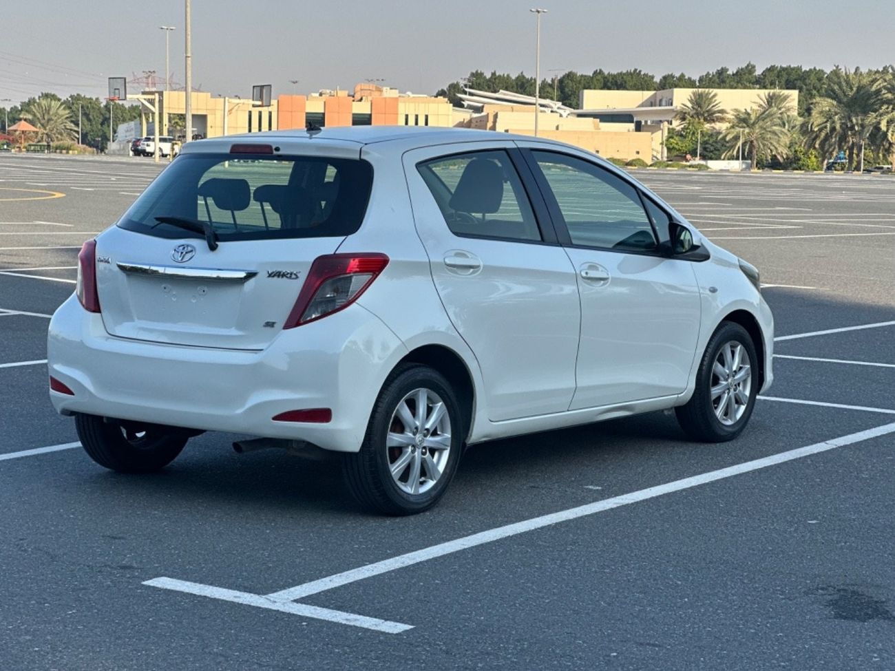تويوتا يارس موديل 2014 خليجي حاله ممتازه جداا من الداخل والخارج