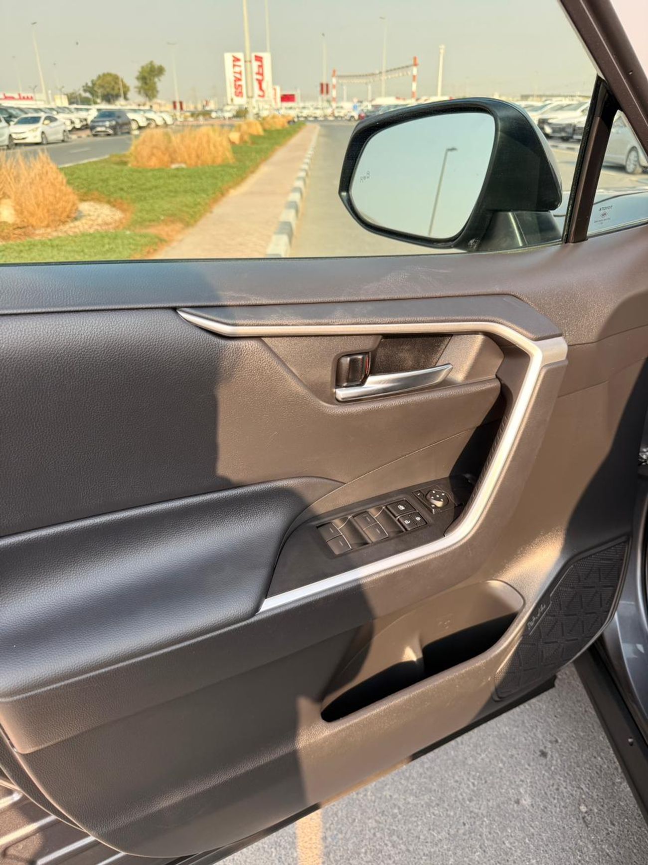 تويوتا راف ٤ XLE 2.5 L | Sunroof, push start 2024 model