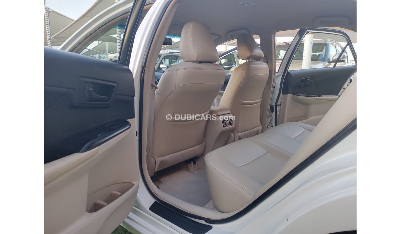 تويوتا كامري خليجى لون أبيض داخل بيج رقم 2 بدون حوادث مثبت سرعة تحكم رنجات حساسات جناح خلفى CD  - FM بحالة ممتازة