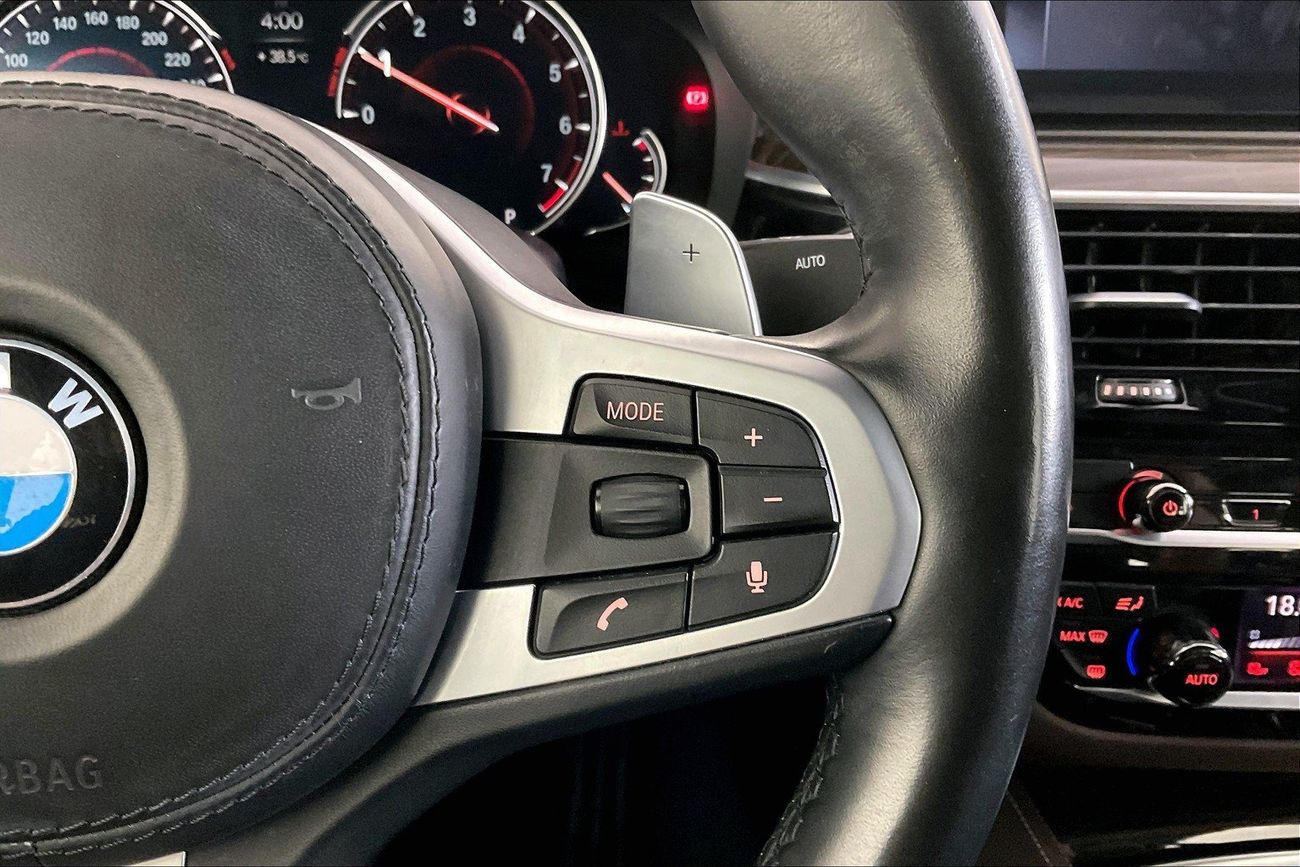 بي أم دبليو 530i Luxury + M Sport Package | شامل الضمان | 0 ﺪﻔﻋﺓ ﺃﻮﻟﻯ