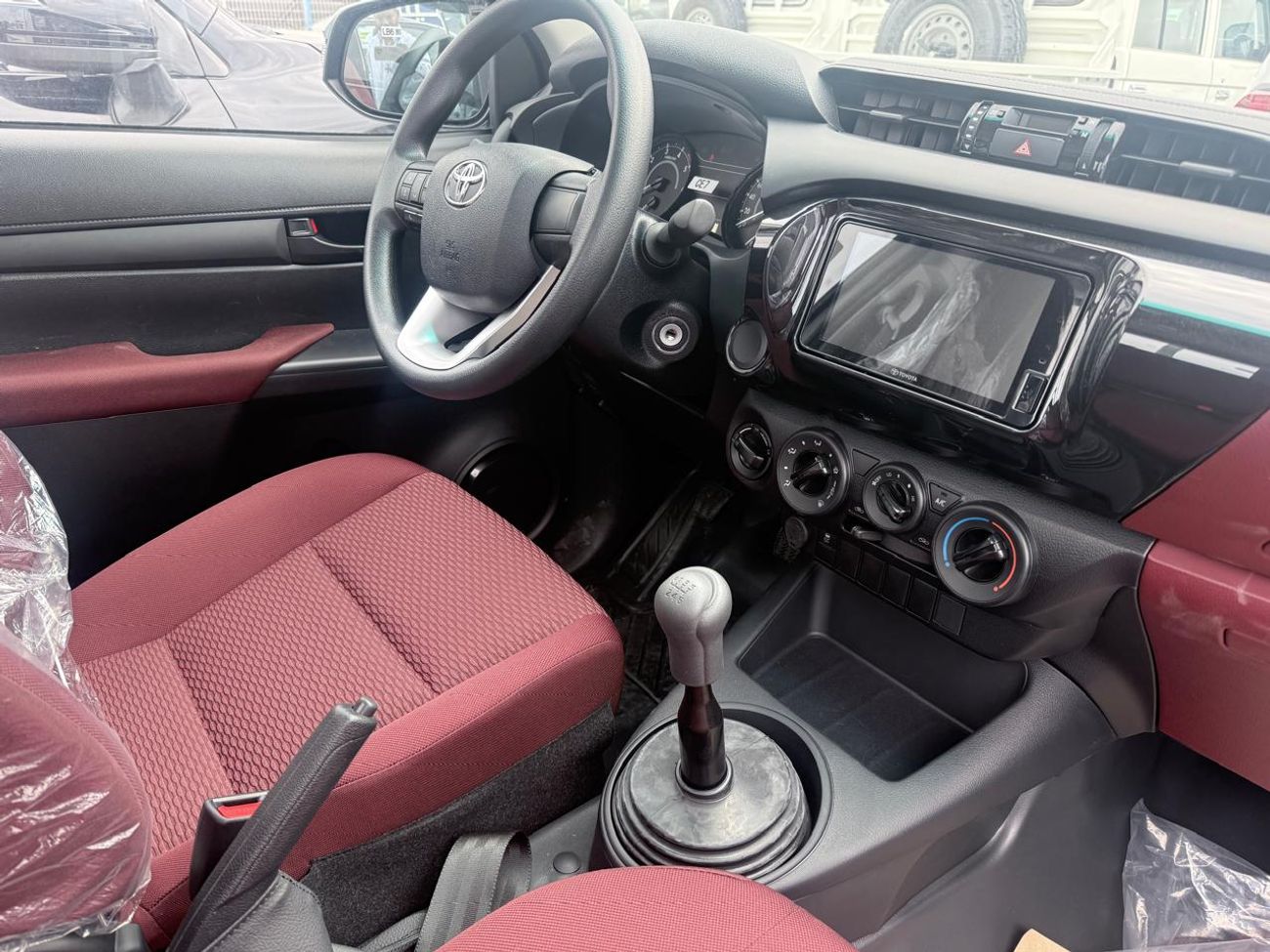 Toyota Hilux Toyota Hilux DLX 2.4L 2025 SC MT White Diesel