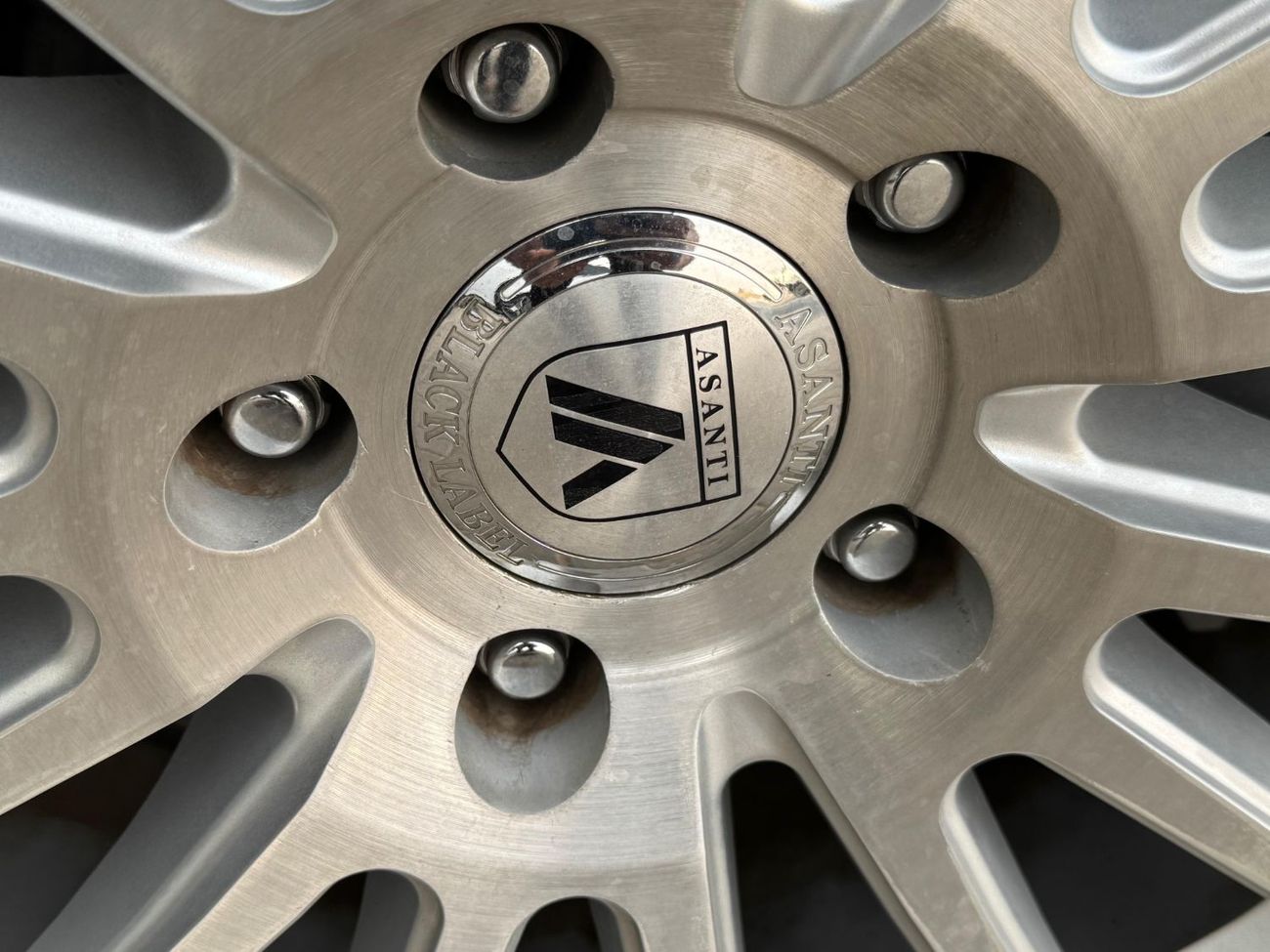 Lexus LS460 V8 4.6L / TRIPLE XENON LIGHTS / COOLING AND HEATING SEATS / SOFT CLOSE DOORS / IN PERFECT CONDITION