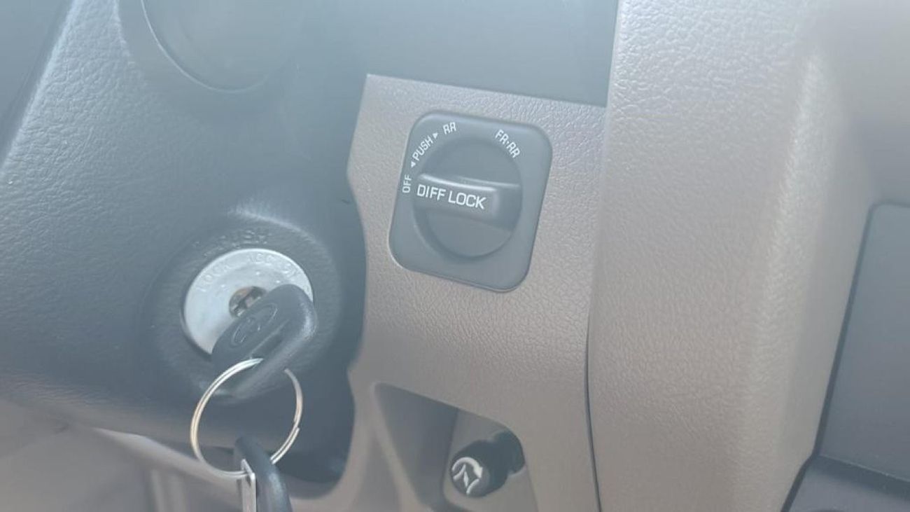 Toyota Land Cruiser 70 TOYOTA LC 76 HARDTOP 4.2L DIESEL V6 2024 COLOR WHITE  AND BEIGE