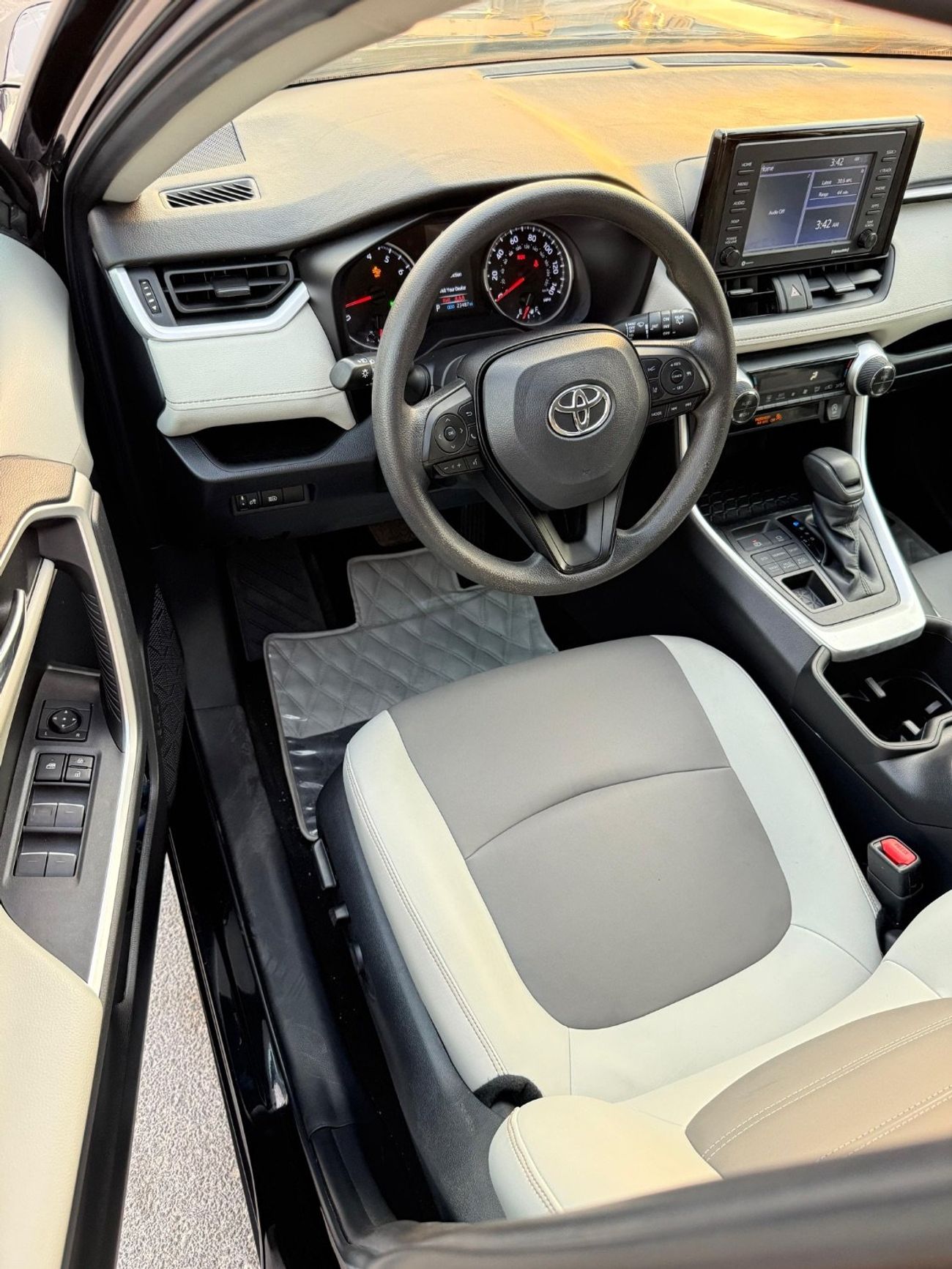 Toyota RAV4 XLE 4WD push start, leather seats 2022