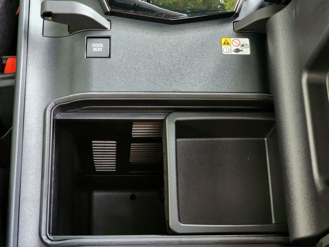 تويوتا لاند كروزر LC300 GXR 3.5 - MID OPTIONS - SUNROOF - 2025 MODEL - WHITE INSIDE BLACK - GCC SPECS