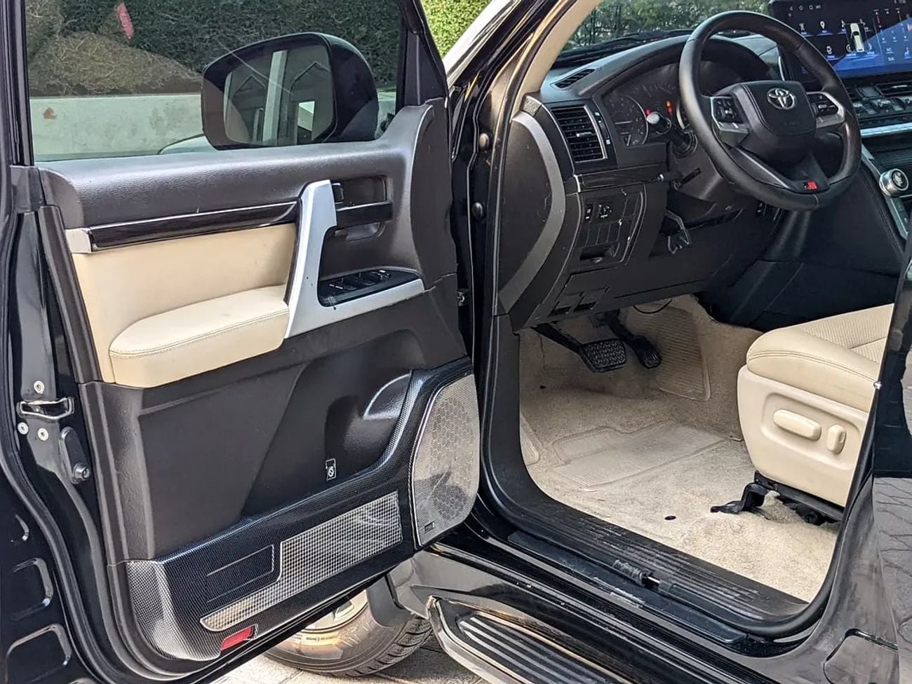 Toyota Land Cruiser GXR FACELIFTED WITH INTERIOR AND EXTERIOR GCC IN EXCELLENT CONDITION